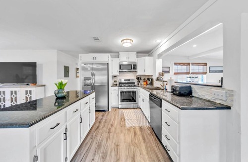 Gulfview Heights House | Great rates, amazing neighborhood, walk 2 beach! King/twin over Full Bunk, deck!
