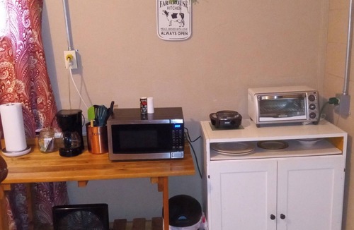 Lake Wales Apartment | GREAT VALUE Farm House Studio Private Clean Safe Legoland Disney Skydive WI-FI