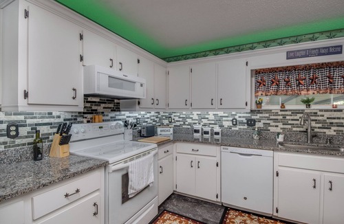 Citra House | Green Acres House sleeps 6.