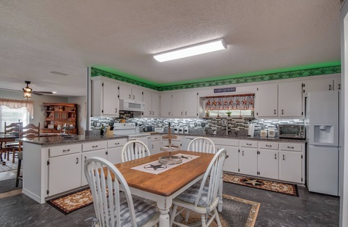 Citra House | Green Acres House sleeps 6.