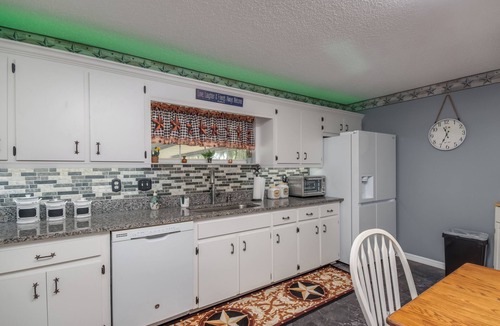 Citra House | Green Acres House sleeps 6.