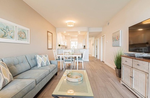 Naples Condo | Greenlinks/Lely: Updated Coastal Condo w/Office space-Lake/Golf Views-Resort Amenities