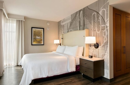 Berkeley Heights Hotel | Group Friendly Stay! 3 Cozy Units w/Pool, Free Breakfast, Shuttle & Parking!