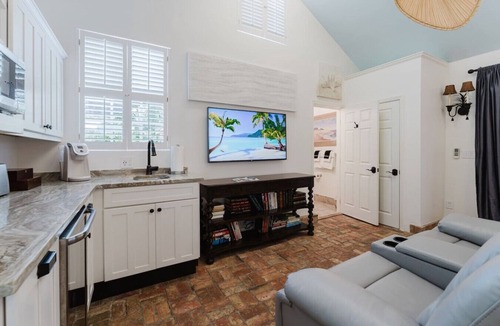 Grandview Heights House | Guest House Suite | Htd Pool and BBQ