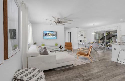 Pelican House | Gulf Access, Heated Pool, Dock, Lanai -Sunset Coast Bungalow - Roelens