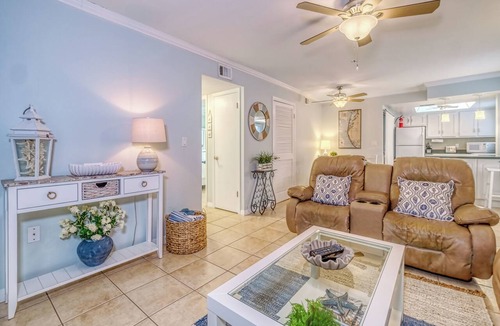 Independence Square Condo | Gulf and Intracoastal Views! WALK TO 4 OR 5 RESTAURANTS & MORE!