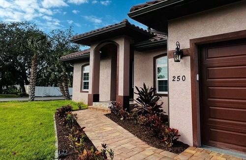 South Venice House | Gulf Breeze Estate-Luxury NEW Build Private Villa-Heated Saltwater pool