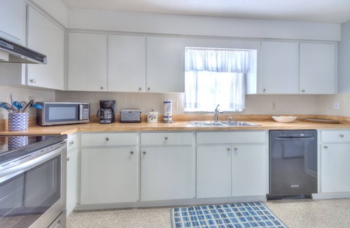 Bay Esplanade House | Gulf Breeze - Stunning 4BR beachfront home on North Clearwater Beach, perfect for family getaways.
