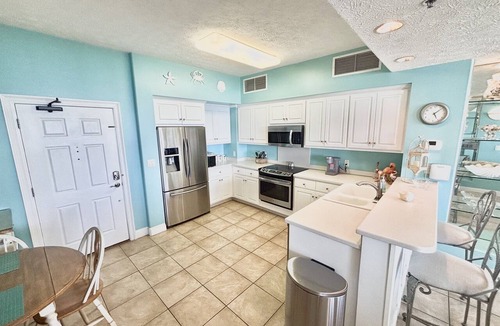 Thomas Drive Condo | GULF FRONT 2BR 2BA Condo in Gated Resort w/POOLS