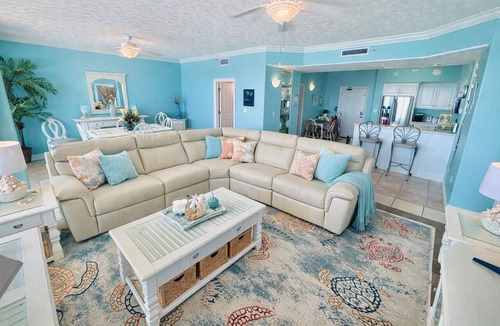 Thomas Drive Condo | GULF FRONT 2BR 2BA Condo in Gated Resort w/POOLS