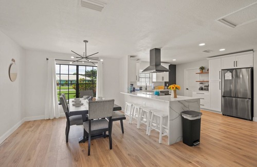 Gulf Gate Woods House | Gulf Gate Poolside Retreat | Heated Pool | Space for the entire Family + Dog | Short drive to Siesta