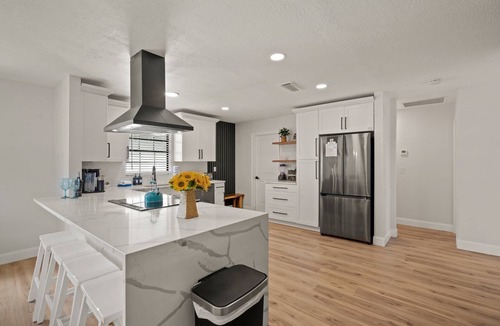 Gulf Gate Woods House | Gulf Gate Poolside Retreat | Heated Pool | Space for the entire Family + Dog | Short drive to Siesta