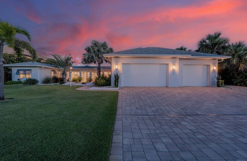 Mid Island House | 🌴 Gus’s Getaway: Heated Pool, 4 Min Walk to Beach, Pet Friendly!