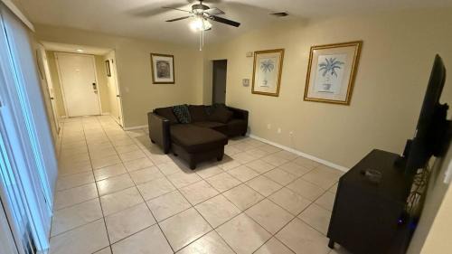 Englewood Park House | H8 Private Room with Smart TV Near Everything