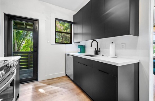 Flamingo Parks Apartment | Hacienda Flamingo Unit 2 - Expansive 3BR Retreat with Style & Comfort