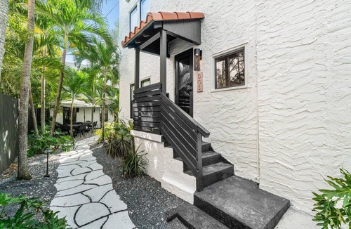 Flamingo Parks Apartment | Hacienda Flamingo Unit 2 - Expansive 3BR Retreat with Style & Comfort