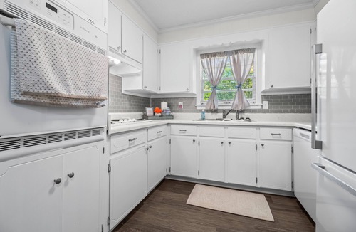 Dothan House | Hailey's Retreat- 3/2 Cozy & Spacious Home + Sunroom- 6 min to Downtown Dothan!