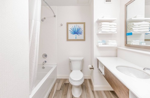 Panama City Beach Hotel | Hampton Inn & Suites Panama City Beach-Beachfront