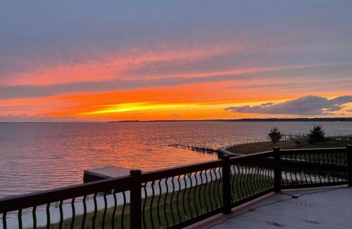 Remsenburg Apartment | Hamptons Romantic Waterfront Queen Suite