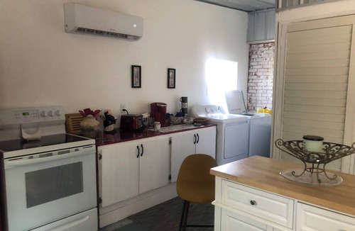 Hartford Cottage | Hartford Art House BnB A very eclectic BnB 900 sqft interior/patio, sleeps 6