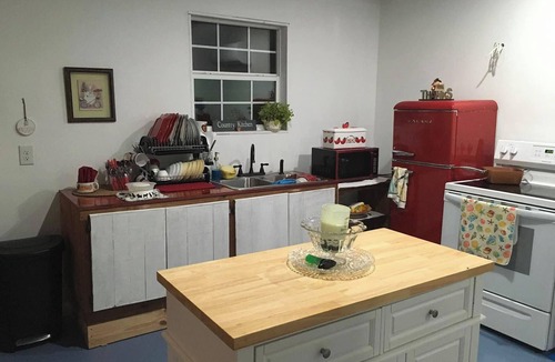 Hartford Cottage | Hartford Art House BnB A very eclectic BnB 900 sqft interior/patio, sleeps 6
