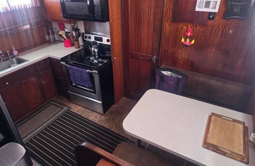 New Town Boat Rental | Hatteras Sleeps 8 & SelfDrive 20' Pontoon Fishing Lobstering Snorkeling Sandbar