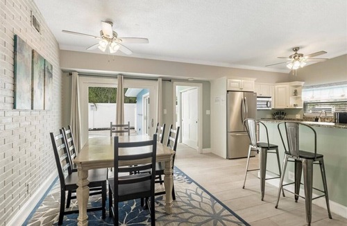 Anona House | Heated Pool & Beach Days, Cozy 3bd Family Home, Games