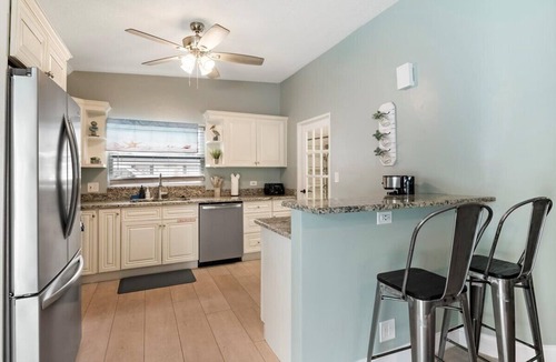 Anona House | Heated Pool & Beach Days, Cozy 3bd Family Home, Games