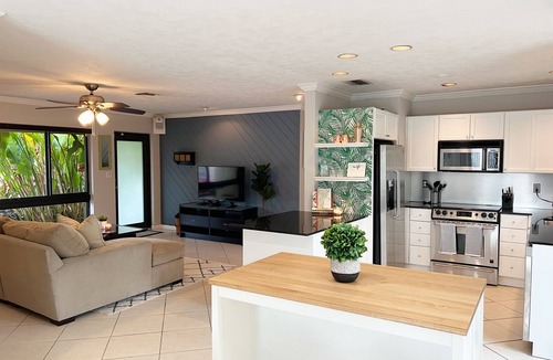 Central Corals House | Heated Pool- Beautiful 2-bedroom home