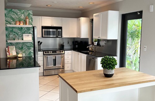 Central Corals House | Heated Pool- Beautiful 2-bedroom home