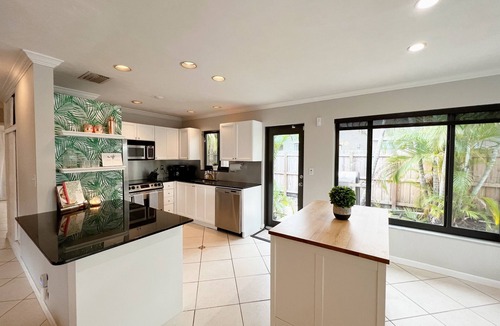 Central Corals House | Heated Pool- Beautiful 2-bedroom home