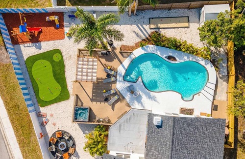 Seminole House | Heated Pool Gym Sauna Hot Tub Fire Pit & 7 Beds!
