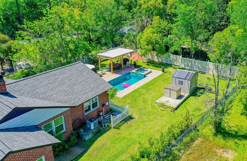 Southbank House | Heated Pool, Hot Tub & Grill Retreat Free Wi-Fi