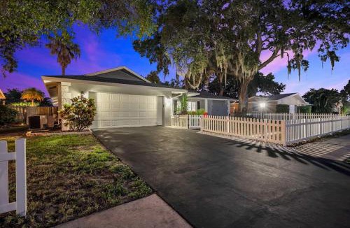 Largo Villa | Heated Pool House: Beach 3Miles · Bar · BBQ & GYM!