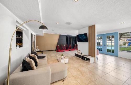 Bradenton House | Heated Pool Sleeps32 Pickle/Basketball Theater