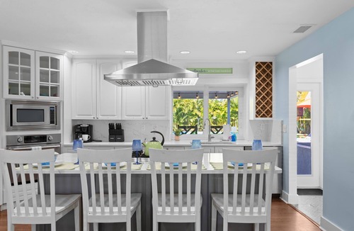 Palma Sola House | Heated Pool, Splash Pad & Pickleball — 18 Guests