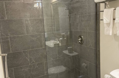 Trailer Estates Hotel | Heated Pool, Strong WI-FI, TV, Tiki Bar & Grill, Boat and Kayak Rentals