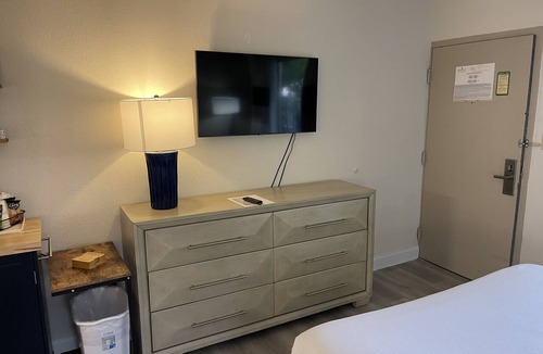 Trailer Estates Hotel | Heated Pool, Strong WI-FI, TV, Tiki Bar & Grill, Boat and Kayak Rentals