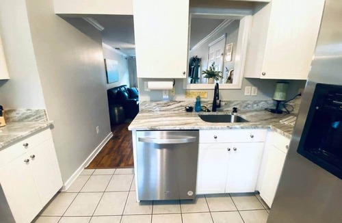 Dixon Park Apartment | HEATED SWIM SPA! Unit C - The Hourglass Inn
