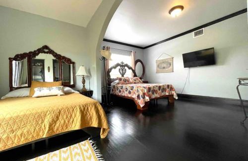 Coral Way House | Heavenly Suite in Little Havana Free Parking