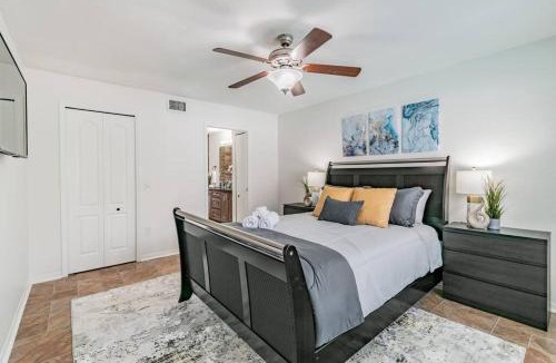 Bearss Plaza House | (HGR) Poolside Paradise: Vacation retreat. (Heated Pool)