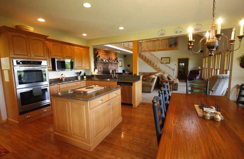 De Lancey House | Hidden Hollow spacious mountain retreat Beautiful secluded, large yet cozy home
