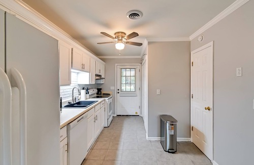 Cheraw Apartment | Hike & Explore: Cheraw Apt 7 Mi to Lake Juniper!