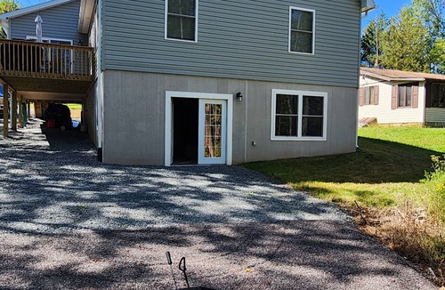 Lake Ariel Ski Chalet | Hillside Chalet "The Beagles Nest" minutes from the beach ! New Construction