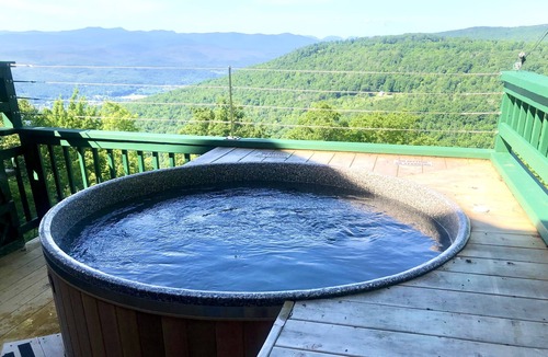 Cragsmoor House | Historic Catskills Cottage w/Cedar Hot Tub On Top Of The World