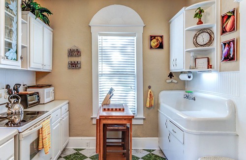 Sanford Cottage | Historic Cottage, super clean, comfortable, and well-equipped, walkable to town.