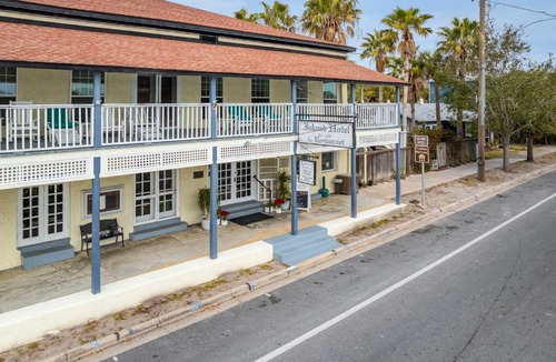 Cedar Key Apartment | Historic Island Hotel