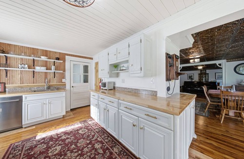 Chester House | Historic Sugar Loaf Farmhouse | 5BR | Sleeps 9