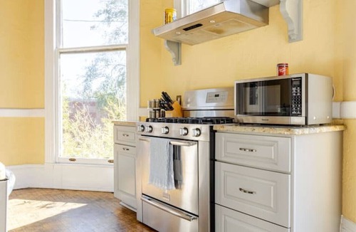Historic Downtown Savannah House | Historic Victorian Mansion, many original features, great walkable area