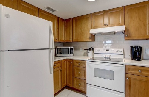 Fernandina Beach Condo | Hit the Courts, Hit the Beach: Playcation Awaits